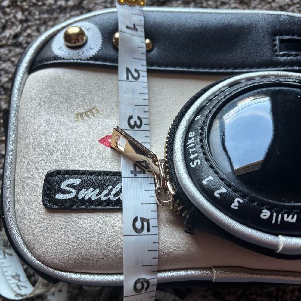 CAMERA SHAPED BAG includes 3 straps; two Crossbody and one to make it a satchel - Picture 11 of 11
